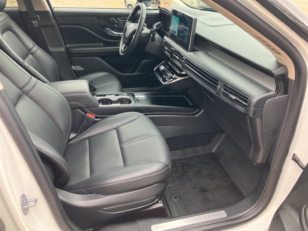 Used 2025 Lincoln Corsair AWD w/ Equipment Group 101A image 17