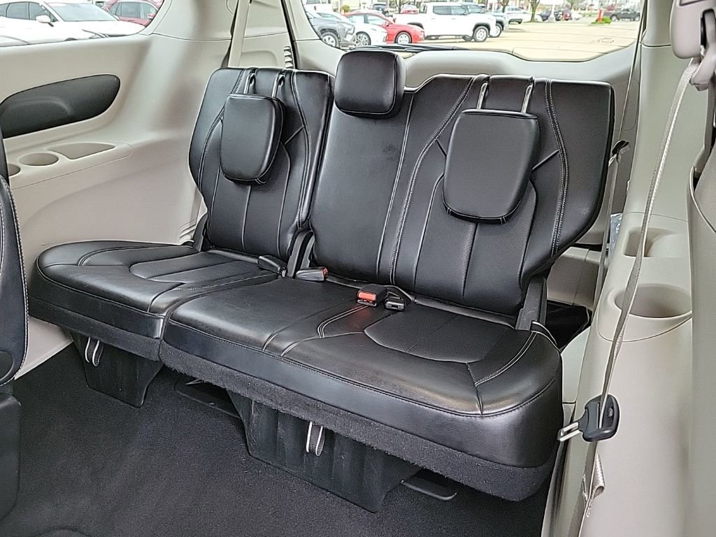 Used 2024 Chrysler Pacifica Touring-L FWD image 13