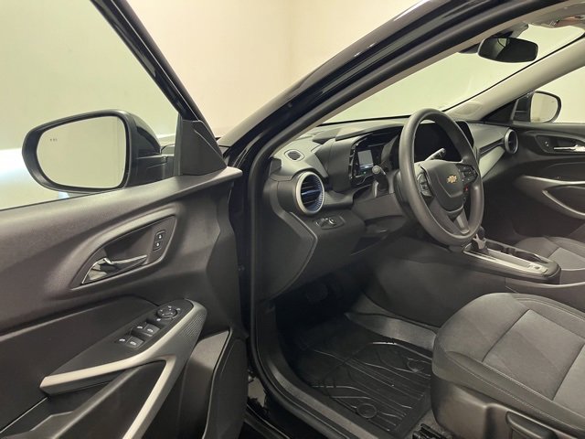 Used 2025 Chevrolet Trax LS w/ LS Convenience Package image 16