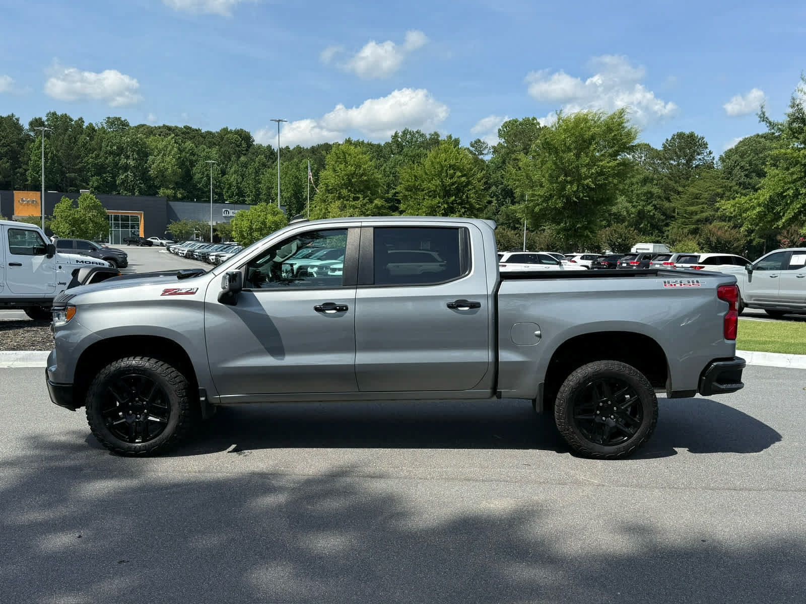 Used 2024 Chevrolet Silverado 1500 LT Trail Boss w/ LT Trail Boss Premium Package AWD/4WD image 2