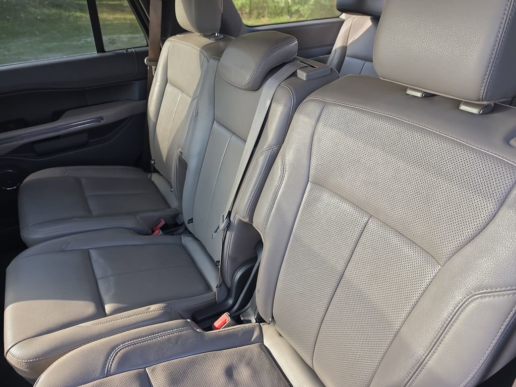 Used 2018 Ford Expedition XLT w/ Equipment Group 202A AWD/4WD image 7