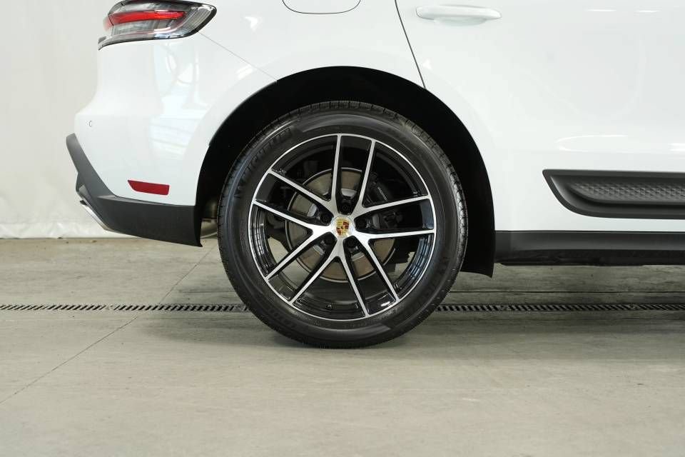 Certified 2025 Porsche Macan AWD/4WD image 40