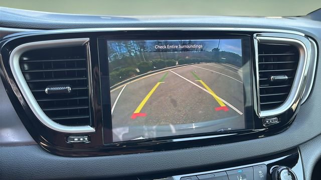 Used 2025 Chrysler Pacifica Select image 26