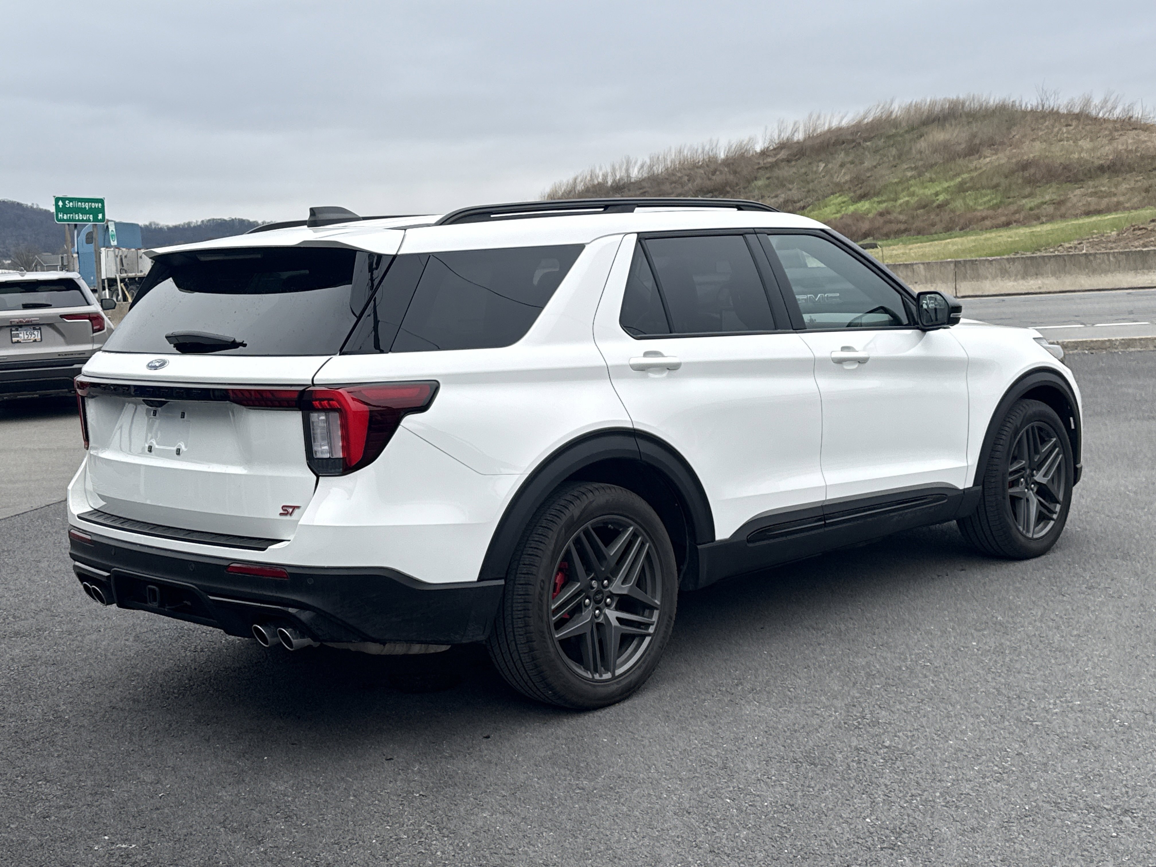 Used 2025 Ford Explorer ST AWD/4WD image 3