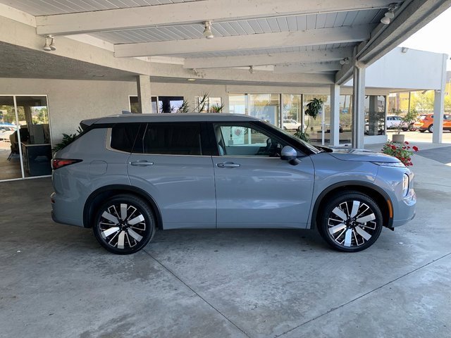 New 2025 Mitsubishi Outlander SEL image 2