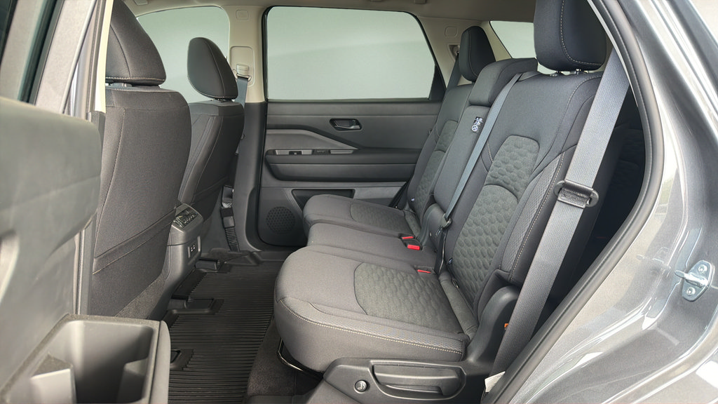 New 2026 Nissan Pathfinder SV w/ SV Premium Package AWD/4WD image 18