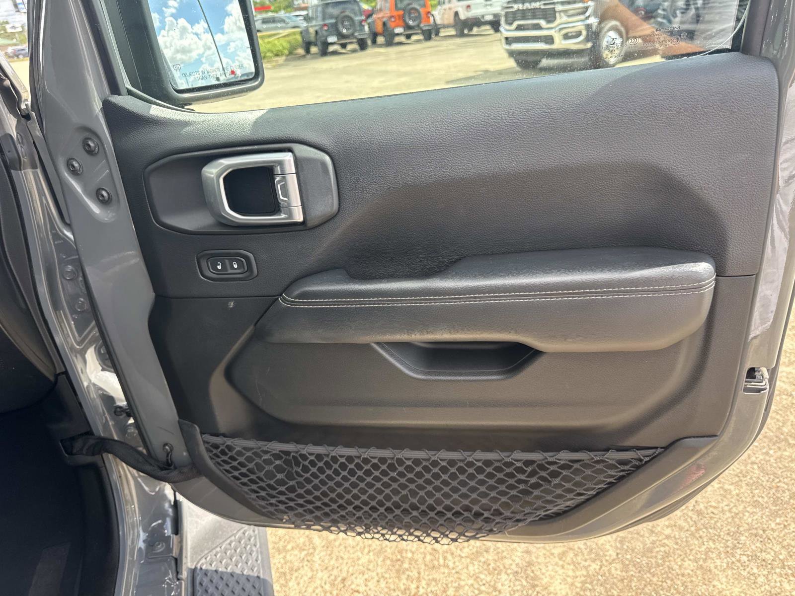 Used 2020 Jeep Gladiator Overland AWD/4WD image 13