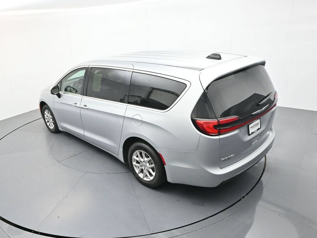 Used 2023 Chrysler Pacifica Touring-L FWD image 22
