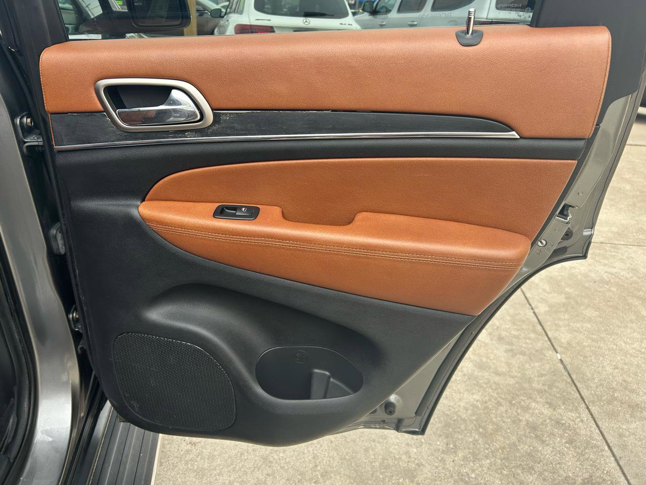 Used 2011 Jeep Grand Cherokee Overland Summit image 15