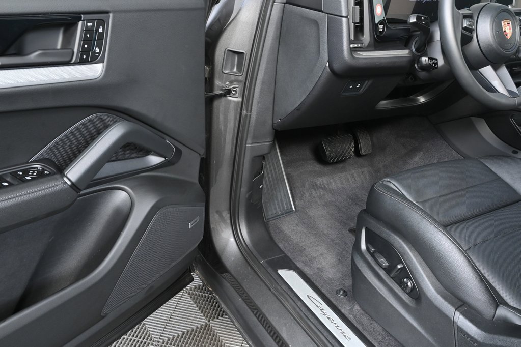 Used 2025 Porsche Cayenne image 7
