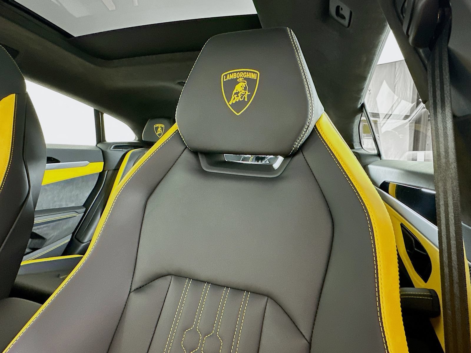 Used 2025 Lamborghini Urus SE AWD/4WD image 51