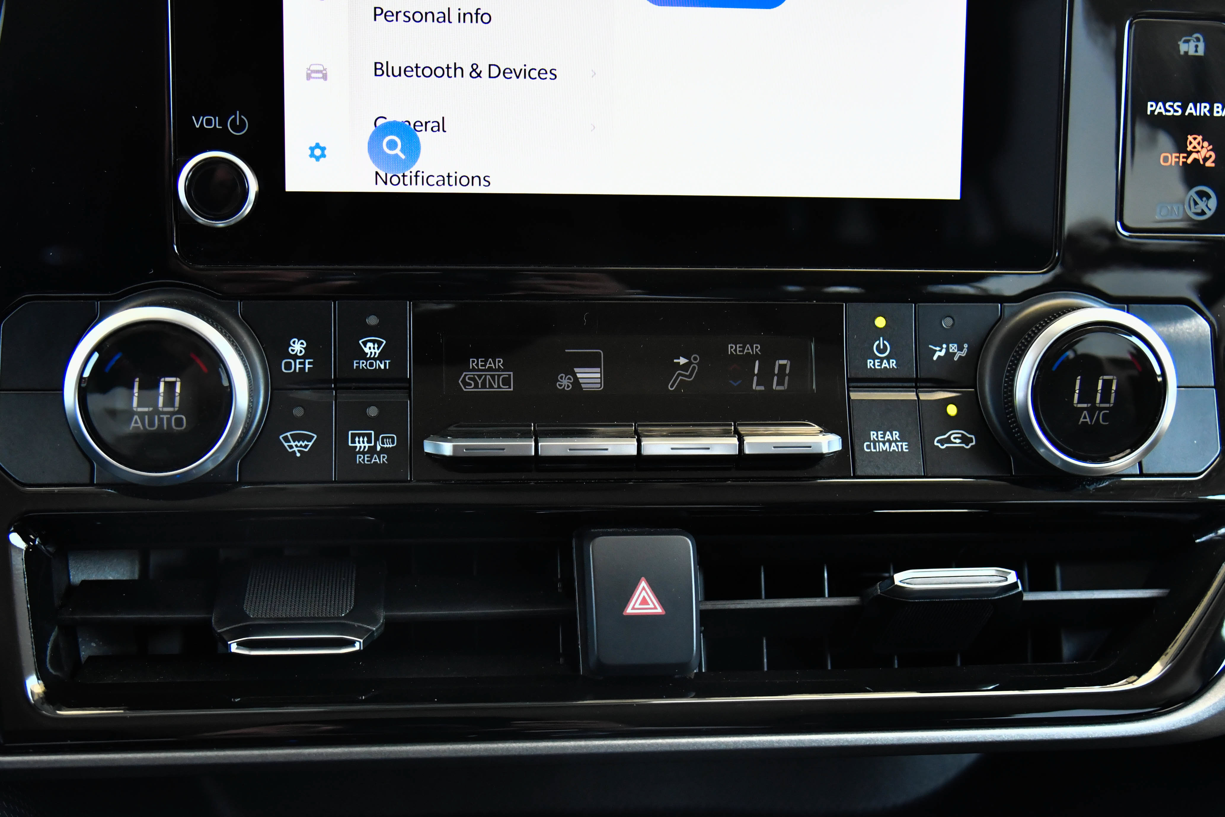 Used 2024 Toyota Highlander LE AWD/4WD image 25