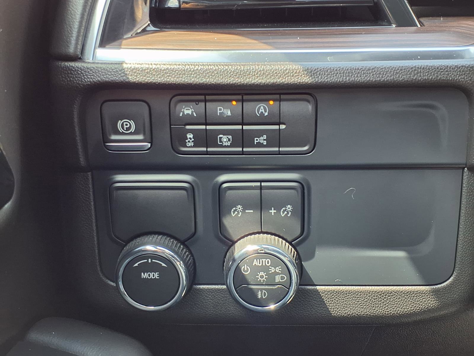 Used 2025 Chevrolet Suburban LT w/ Comfort Package RWD image 11