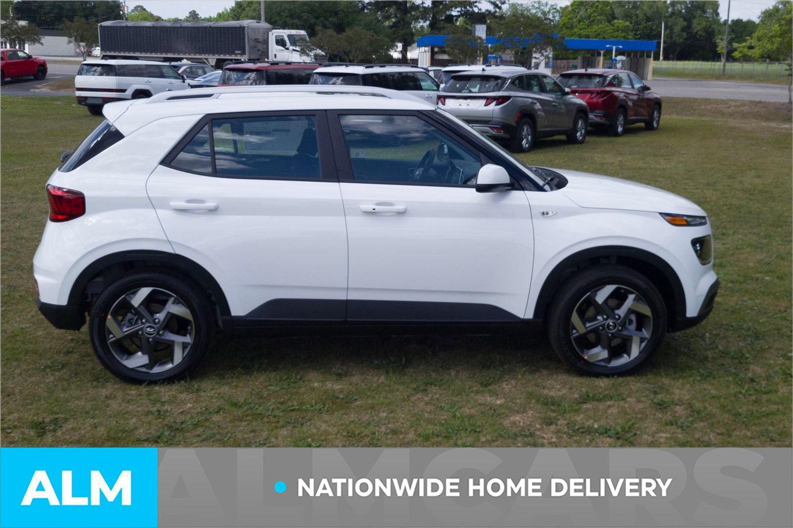 Certified 2025 Hyundai Venue SEL image 5