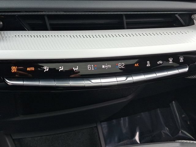 Certified 2025 Cadillac Optiq Luxury 2 w/ LPO, Floor Liner Package AWD/4WD image 15
