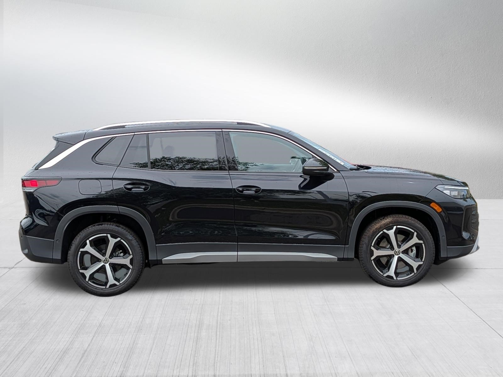 Used 2025 Volkswagen Tiguan SE AWD/4WD image 8