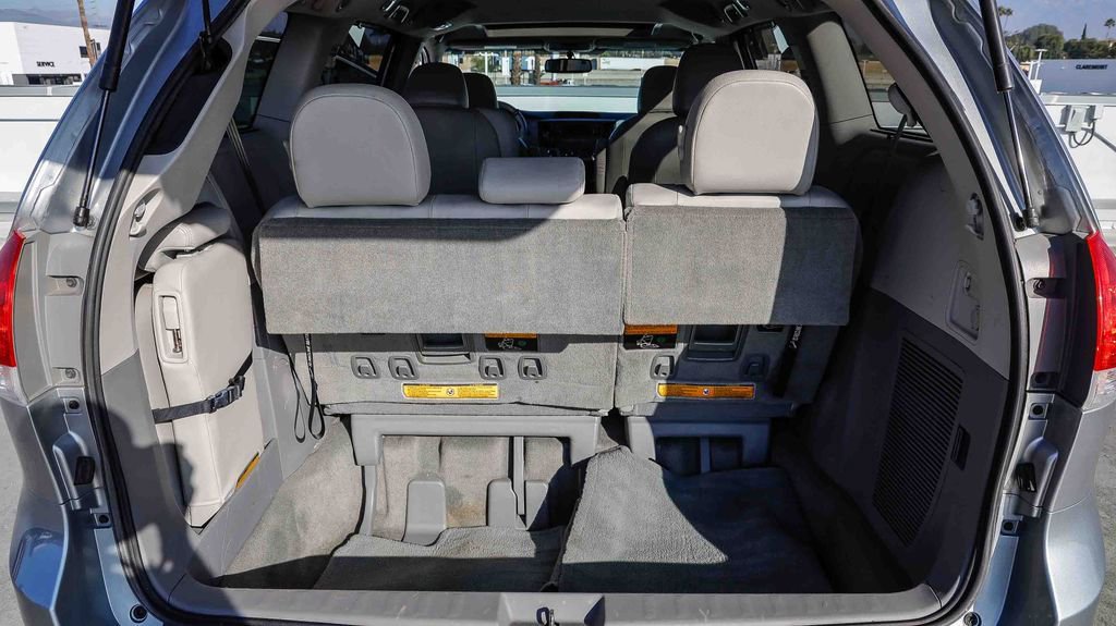 Used 2014 Toyota Sienna L image 28