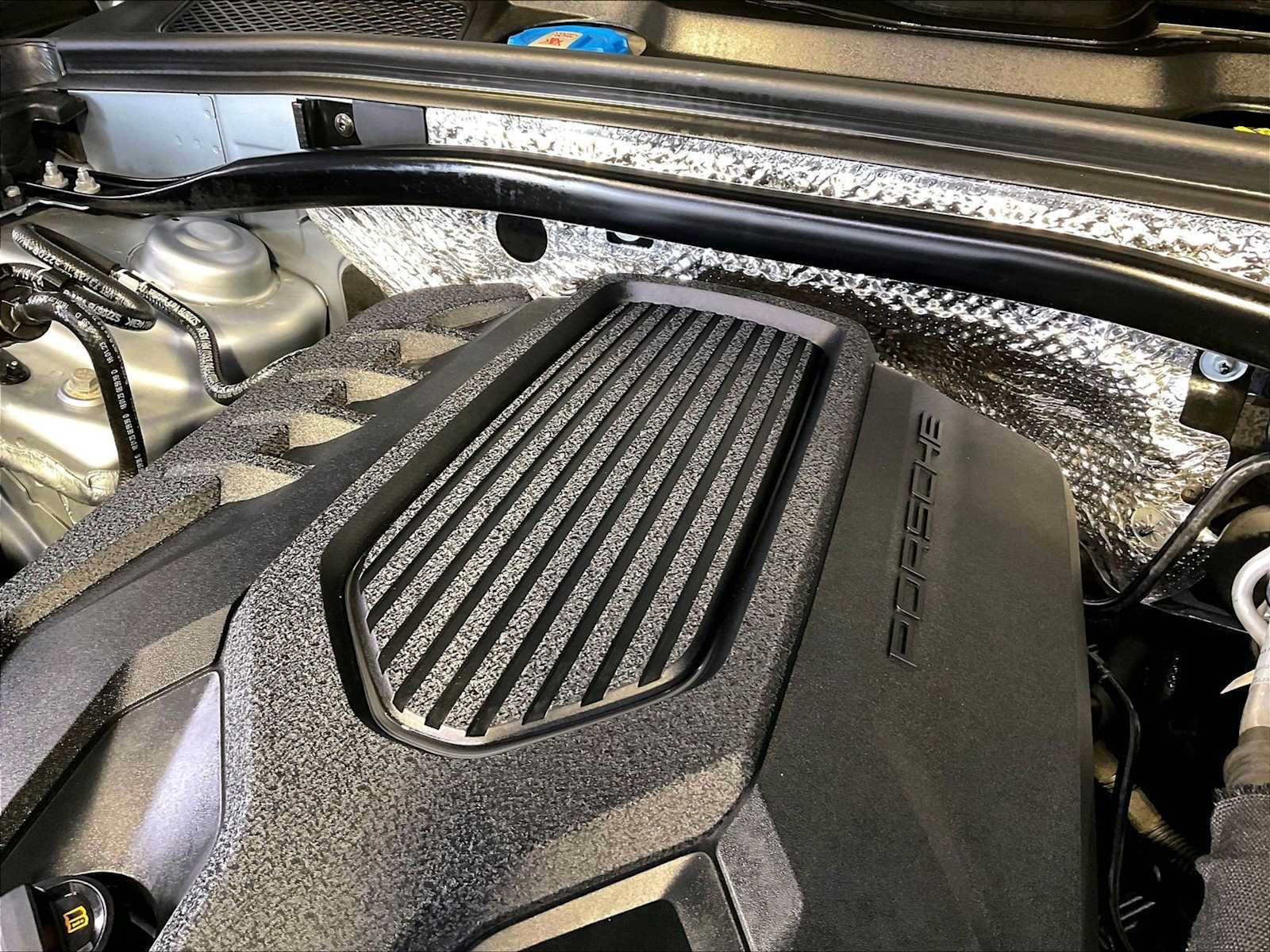 Certified 2023 Porsche Macan AWD/4WD image 33