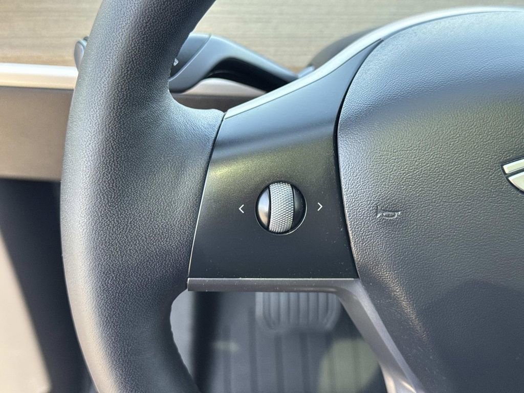 Used 2022 Tesla Model Y Long Range image 9