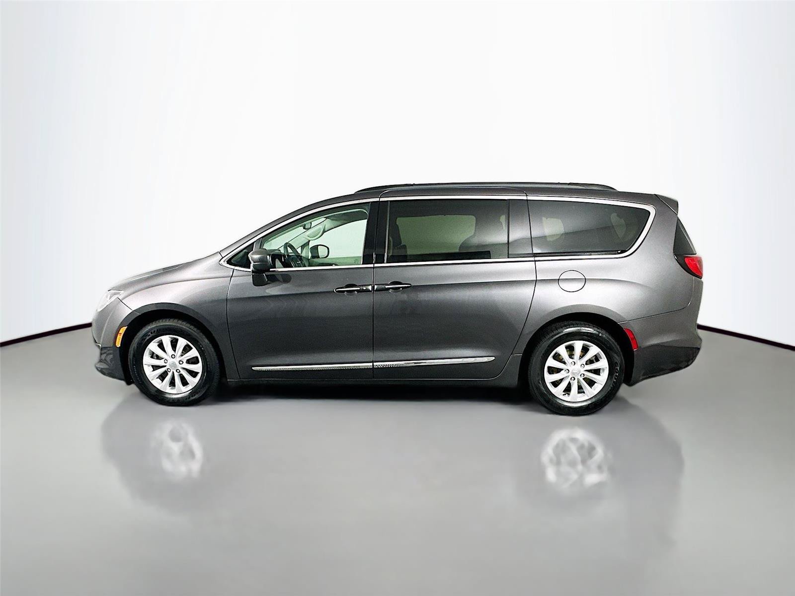 Used 2017 Chrysler Pacifica Touring-L FWD image 8