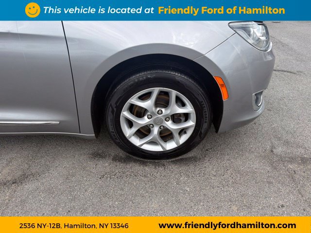 Used 2017 Chrysler Pacifica Touring-L w/ Tire & Wheel Group FWD image 17