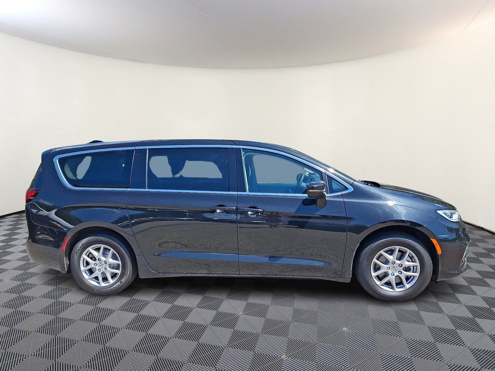 Used 2023 Chrysler Pacifica Touring-L FWD image 7