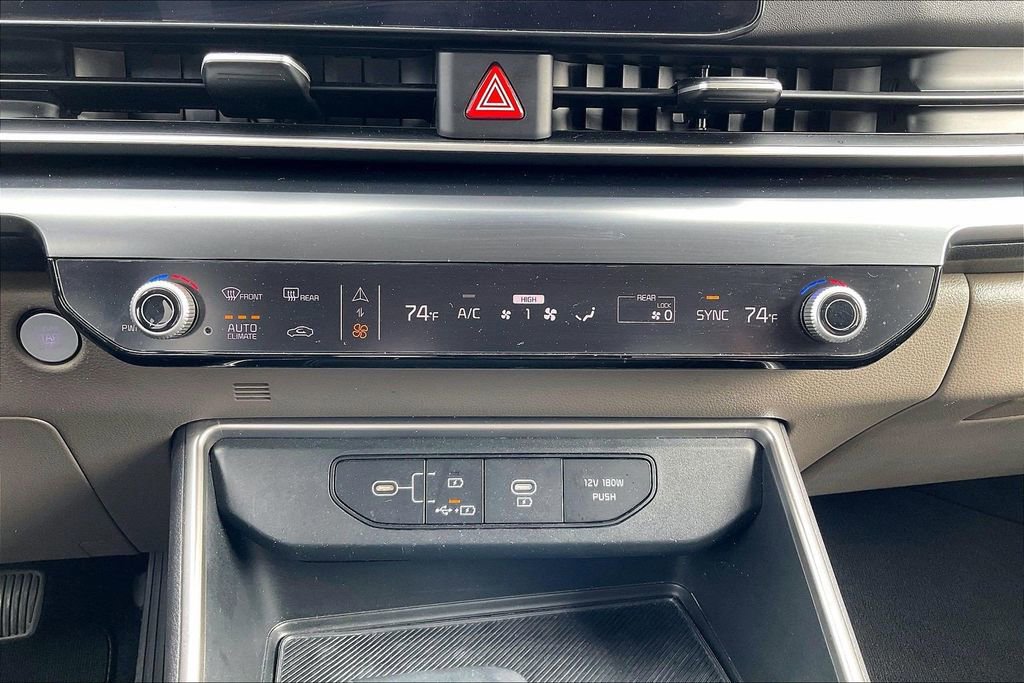 Used 2025 Kia Carnival image 32