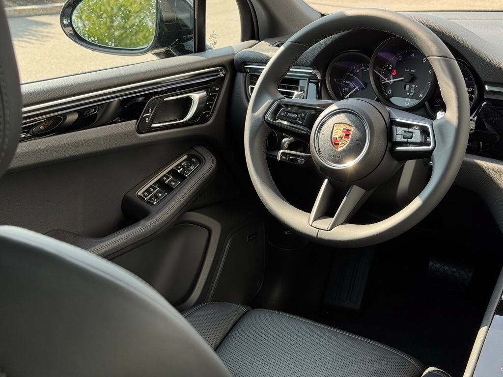 Certified 2025 Porsche Macan AWD/4WD image 36
