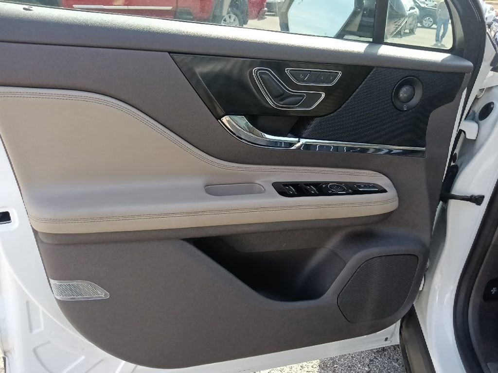 Used 2021 Lincoln Corsair Reserve w/ Equipment Group 201A image 11