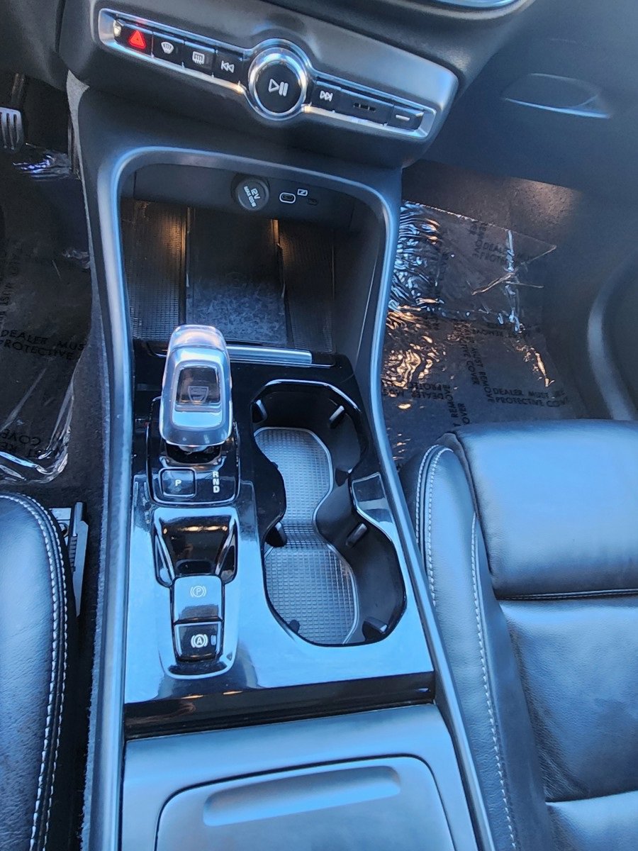 Used 2023 Volvo XC40 B4 Ultimate image 44