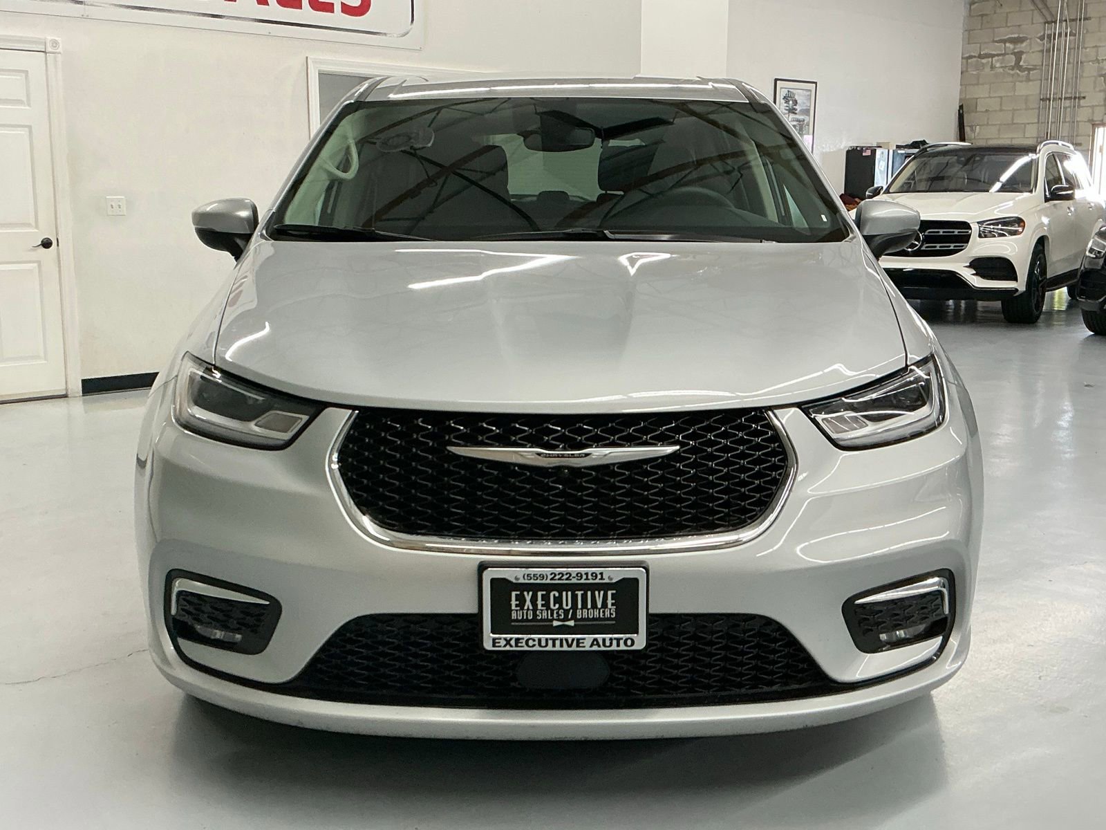 Used 2023 Chrysler Pacifica Touring-L image 2