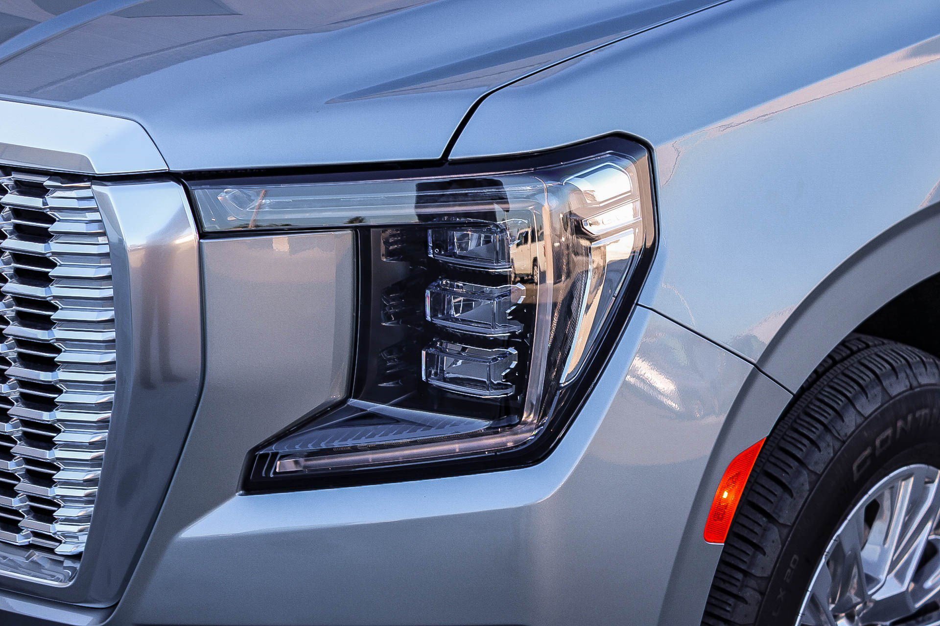 Used 2024 GMC Yukon Denali w/ Advanced Technology Package AWD/4WD image 5