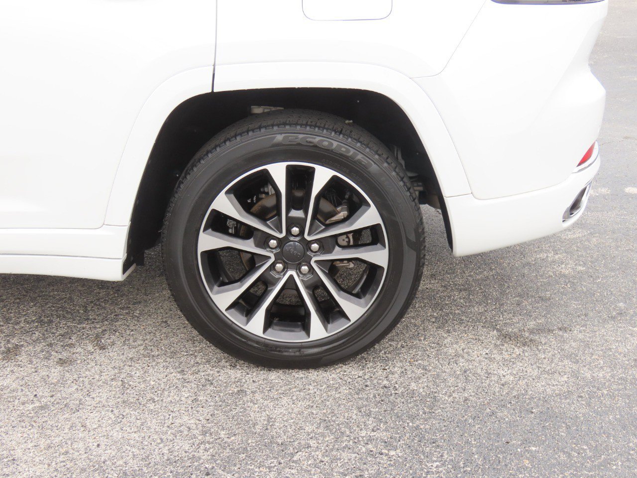 Used 2022 Jeep Grand Cherokee Overland w/ Luxury Tech Group IV AWD/4WD image 18