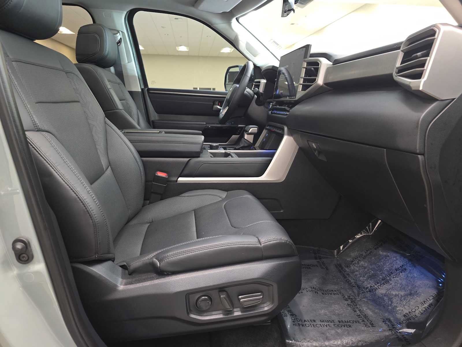 Used 2024 Toyota Tundra Limited AWD/4WD image 28