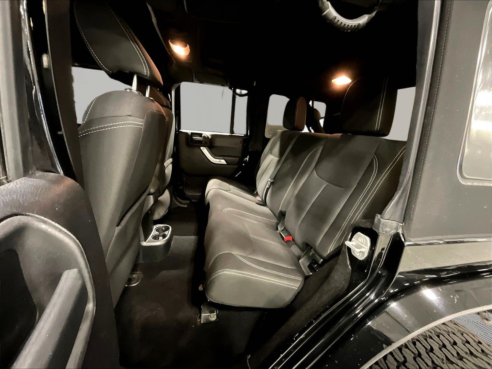Used 2015 Jeep Wrangler Unlimited Sahara w/ Connectivity Group AWD/4WD image 22