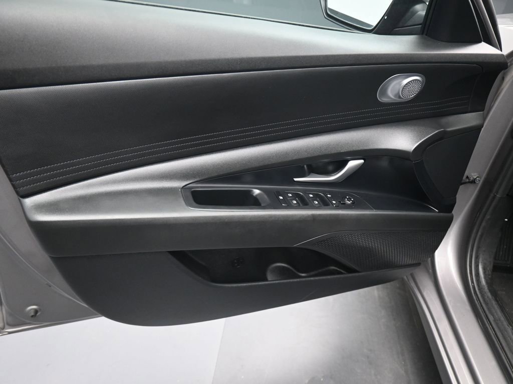 Used 2023 Hyundai Elantra SE w/ Preferred Accessory Package image 7