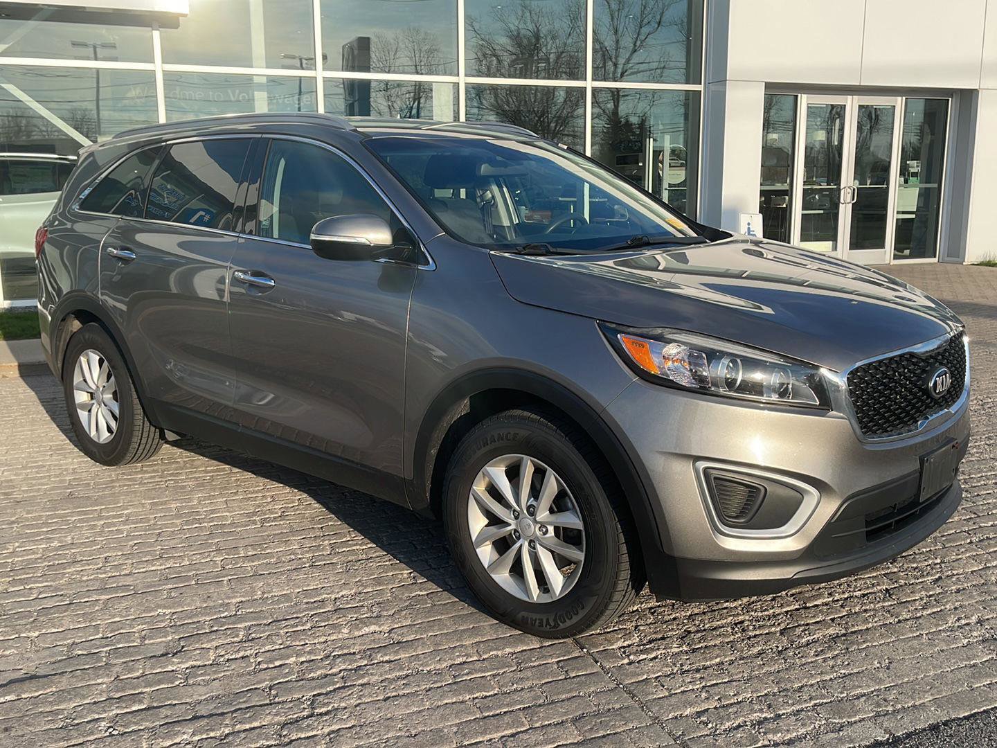 Used 2018 Kia Sorento LX image 3