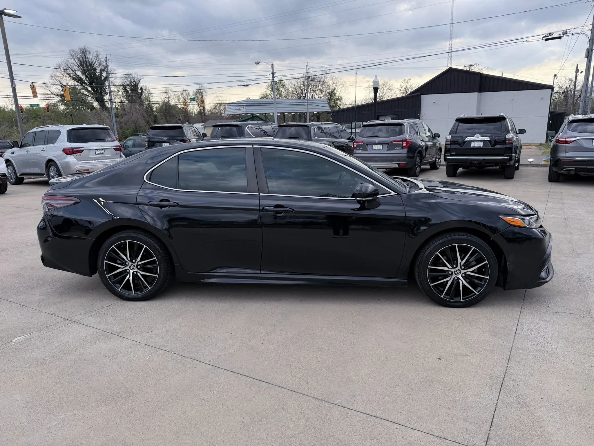 Used 2022 Toyota Camry SE FWD image 8