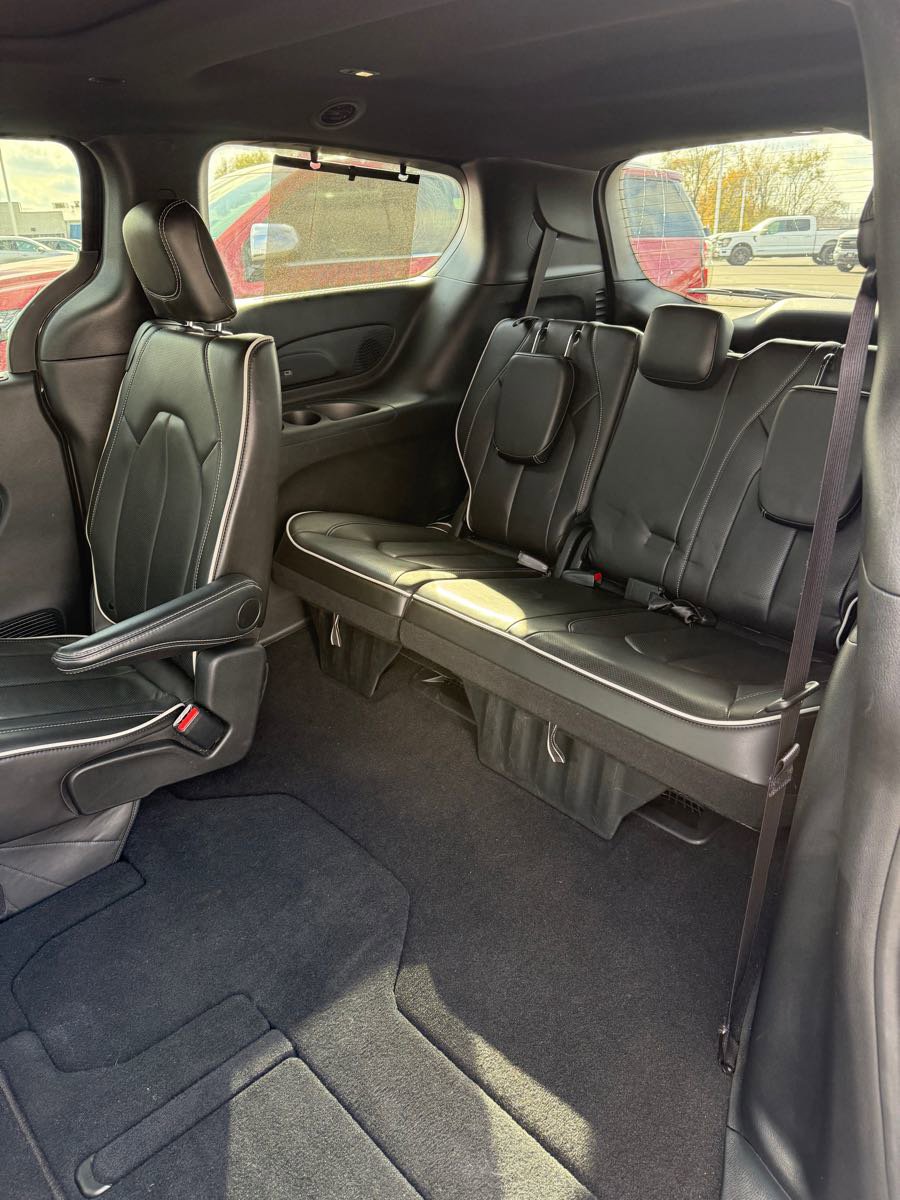 Used 2025 Chrysler Pacifica Limited image 12