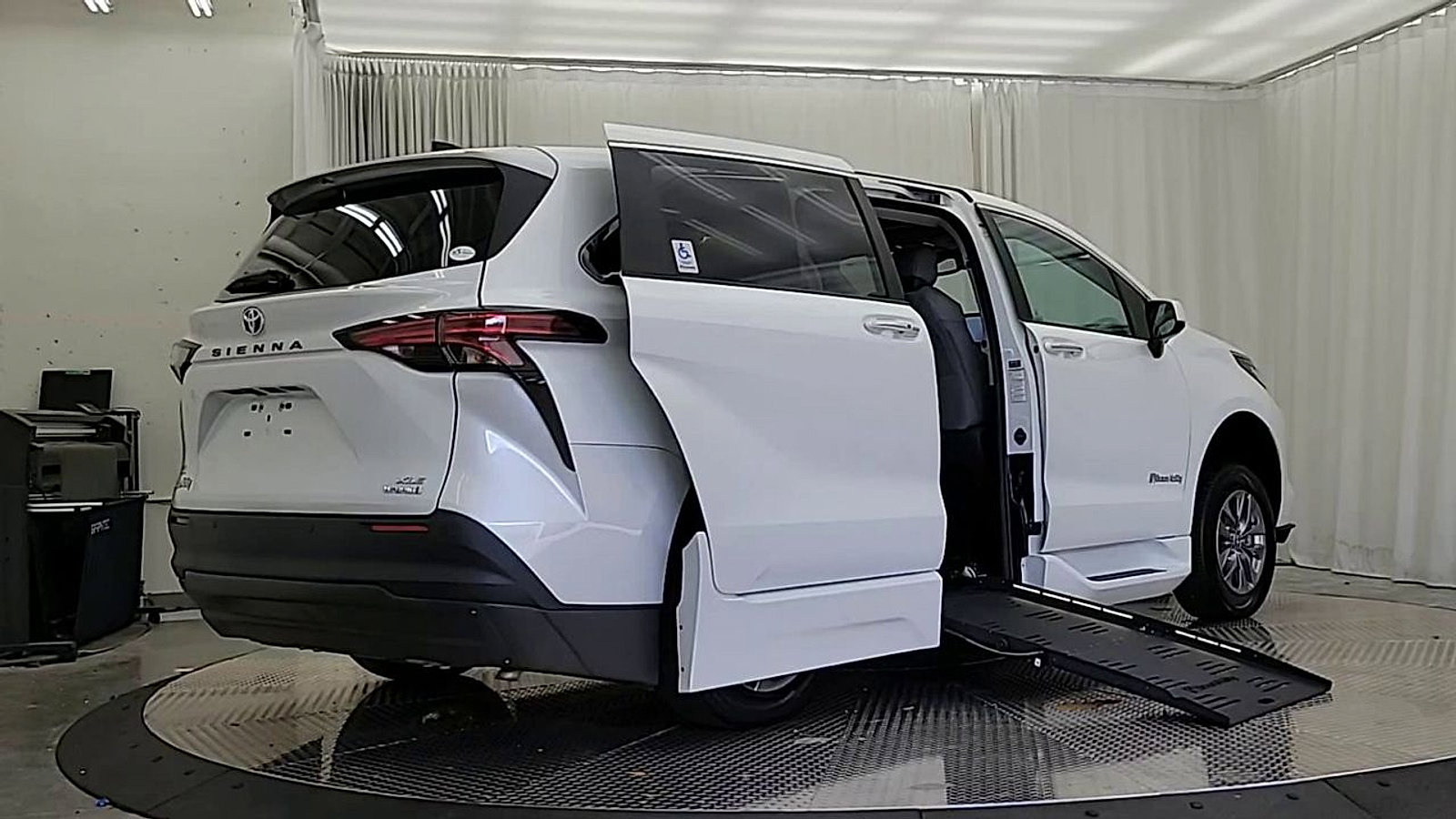 Used 2022 Toyota Sienna XLE FWD image 3