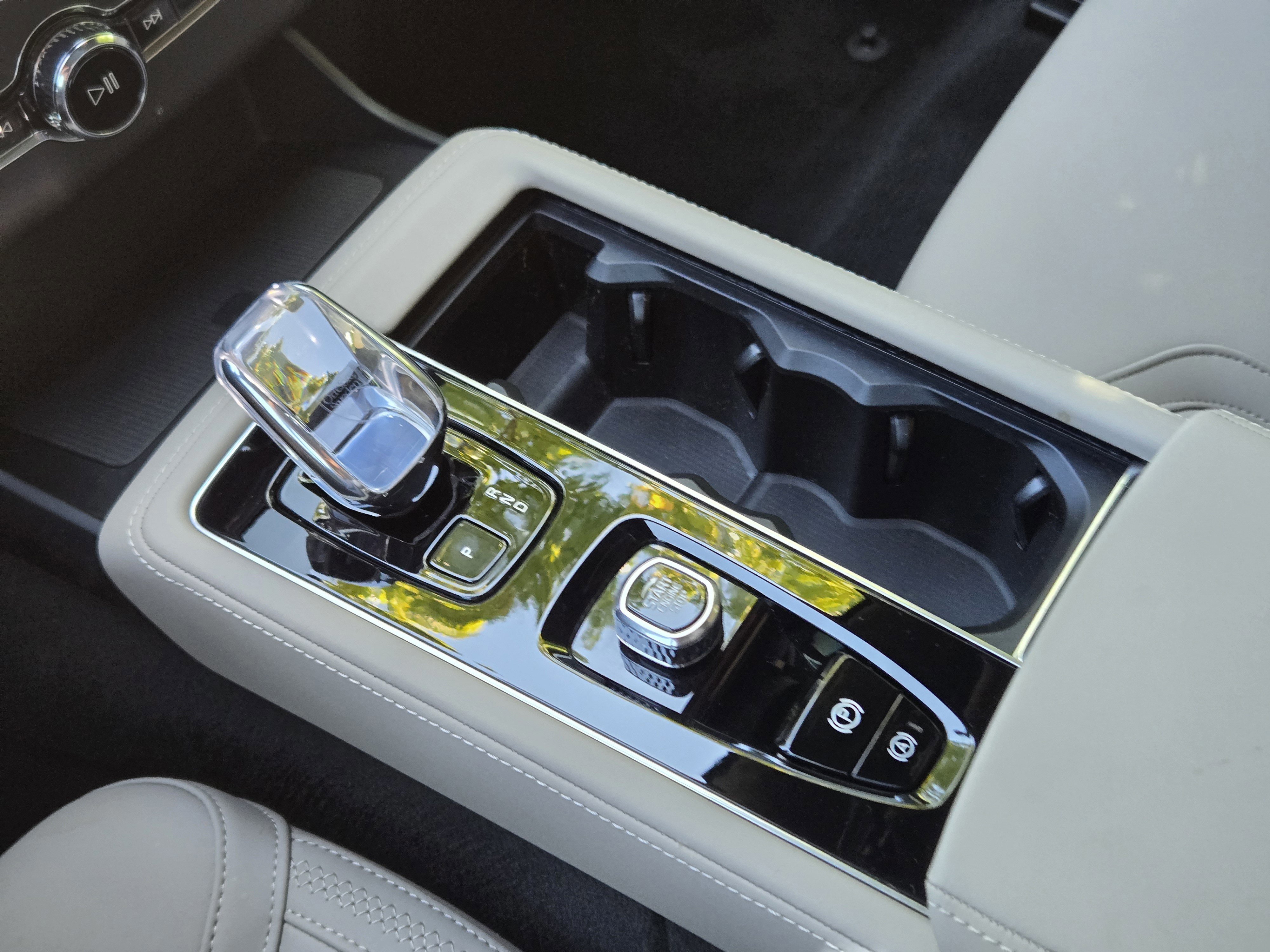 Certified 2025 Volvo XC90 T8 Plus w/ Protection Package Premier image 20