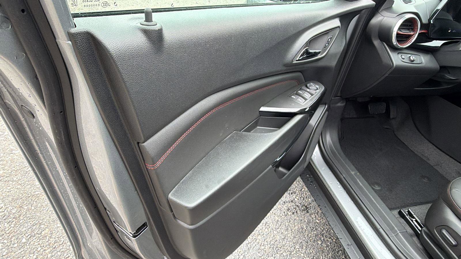 New 2026 Chevrolet Trax RS w/ Sunroof Package FWD image 11