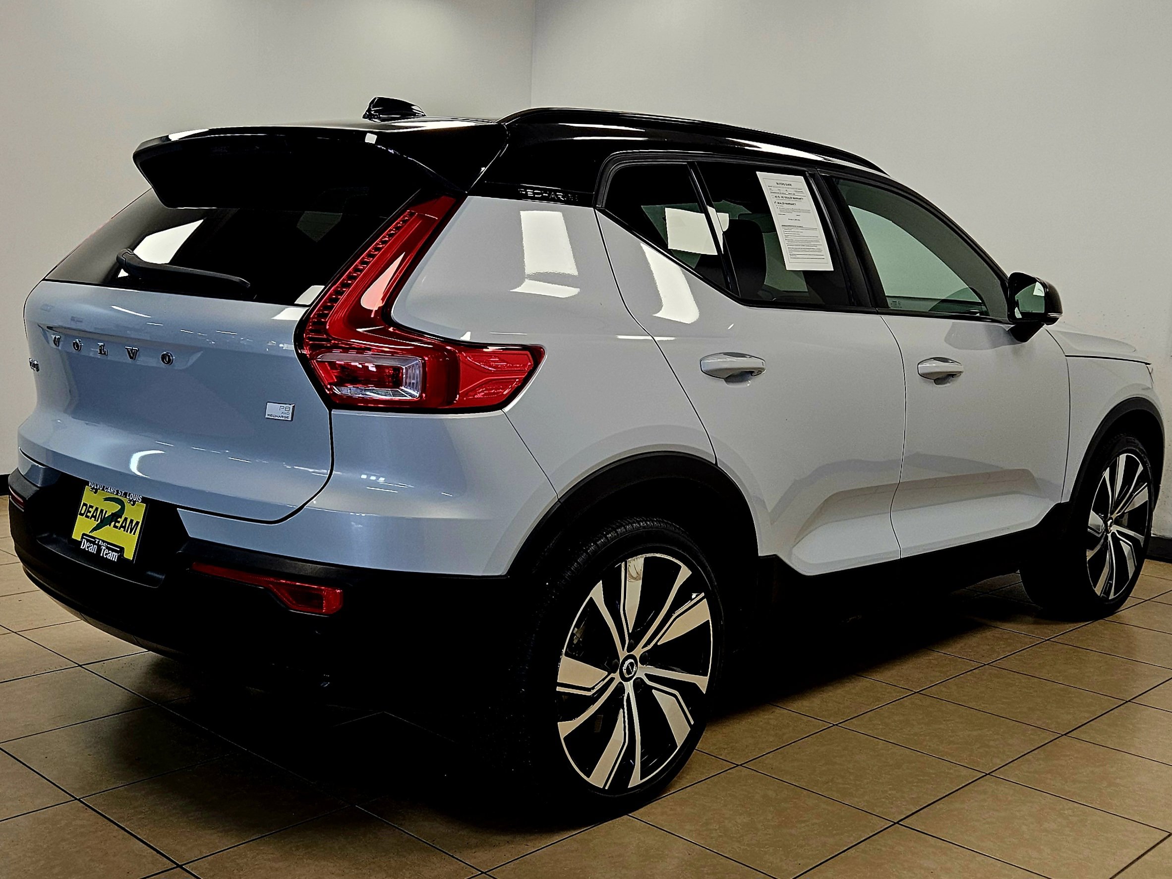 Used 2021 Volvo XC40 P8 Recharge image 4