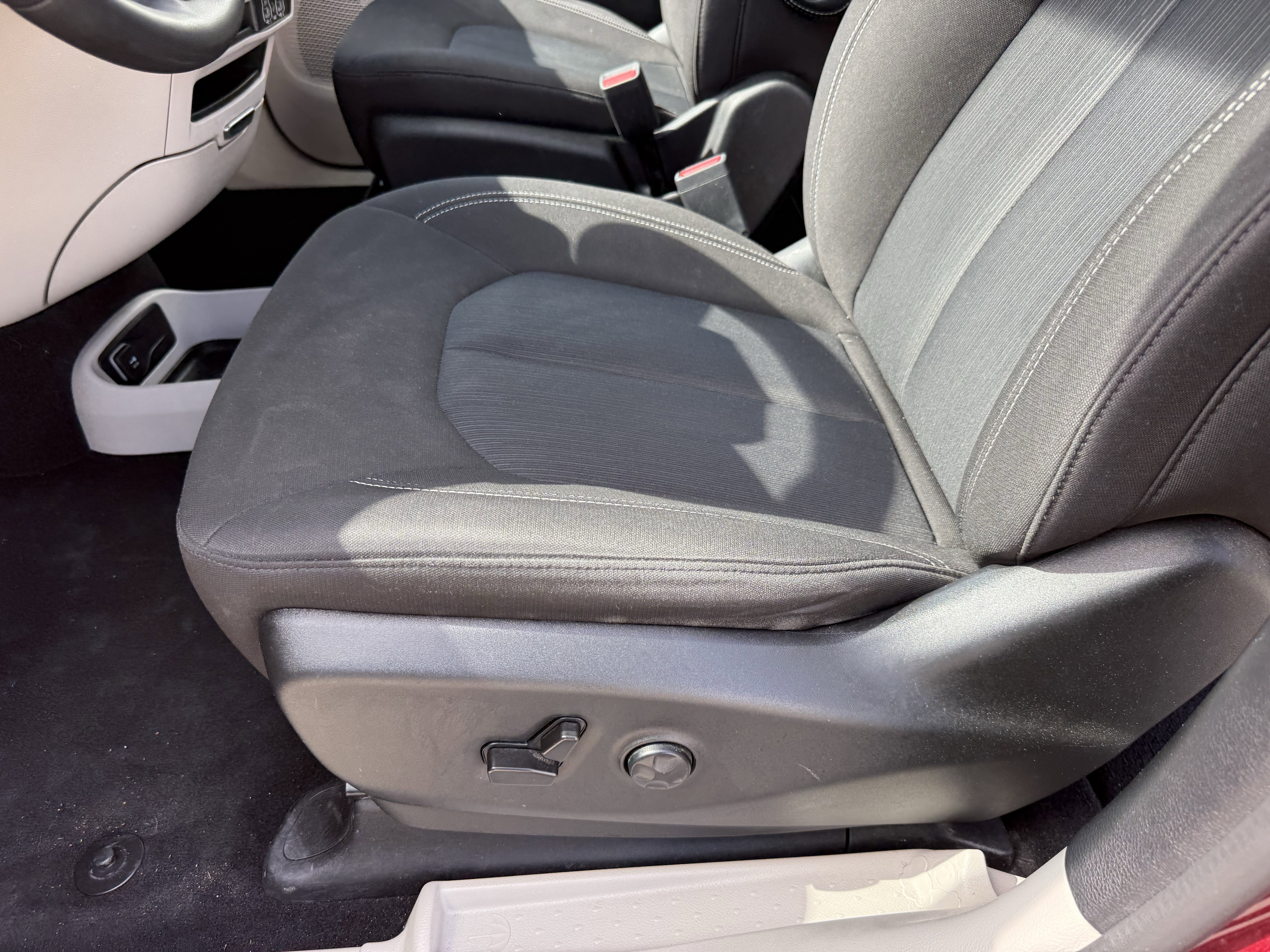 Used 2023 Chrysler Voyager LX FWD image 28