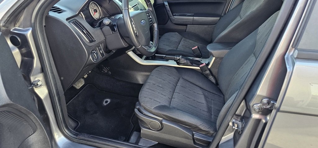 Used 2010 Ford Focus SE image 16