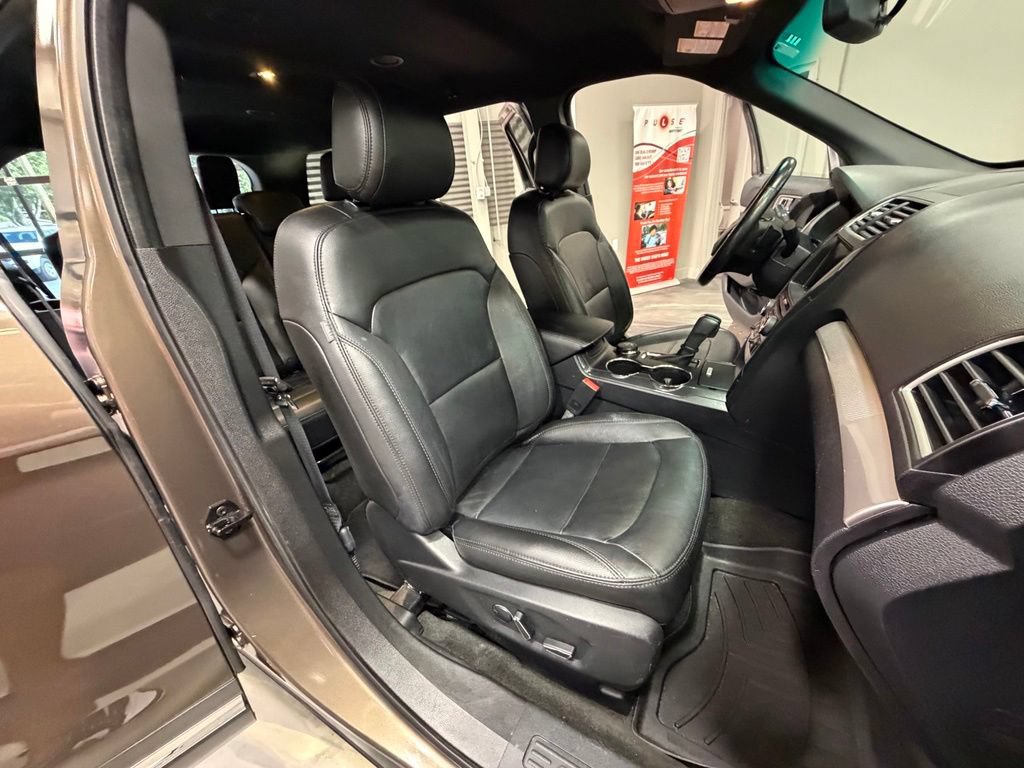 Used 2016 Ford Explorer XLT w/ Equipment Group 202A AWD/4WD image 4
