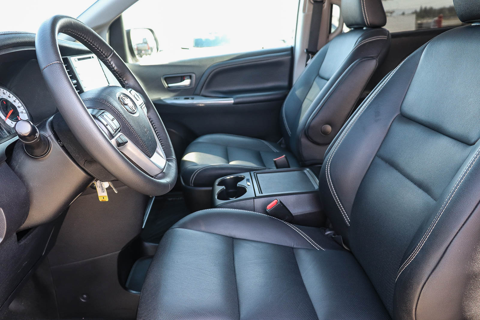 Used 2020 Toyota Sienna SE w/ Nightshade Edition FWD image 16
