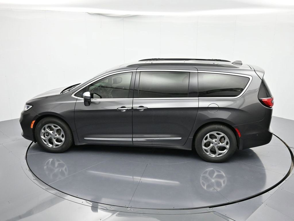 Used 2022 Chrysler Pacifica Limited image 36
