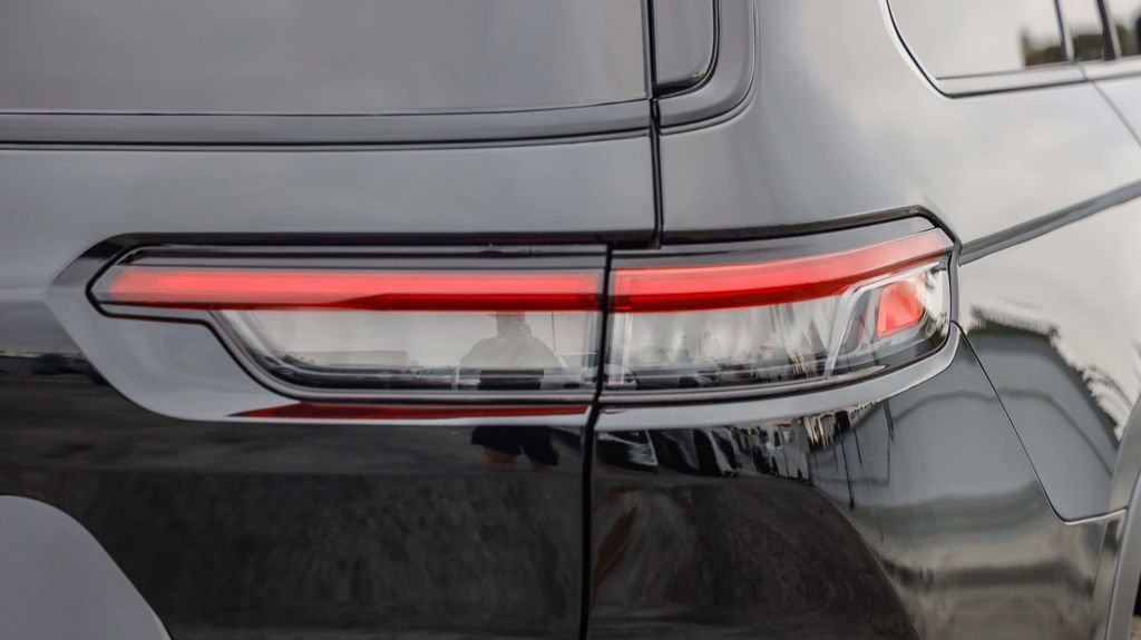 New 2025 Jeep Grand Cherokee L Limited w/ Black Appearance Package image 10