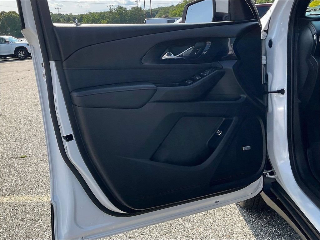 Used 2023 Chevrolet Traverse RS w/ LPO, Floor Liner Package AWD/4WD image 9